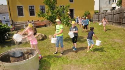 Bild: bey
Per Eimerkette durften die Kinder ein "wohlbehütetes" Feuer im Museumsgarten löschen.