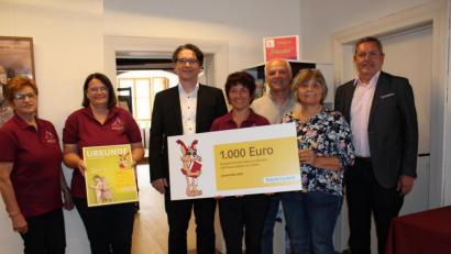 Bild: cs
Mit der Urkunde überreicht der Kommunalbetreuer Ostbayern des Bayernwerks, Markus Windisch (Mitte), den Scheck über 1000 Euro an Büchereileiterin Claudia Schnödt. Mit im Bild von rechts Bürgermeister Joachim Neuß, Gerda Hörmann, Georgine Biersack und Barbara Lord. Männliche Verstärkung erhält das Damenteam der Stadtbücherei seit kurzem durch Winfried Schnödt.