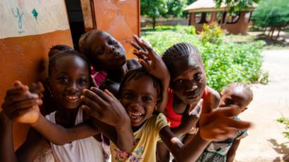 Bild: exb
Glückliche Momente in einem schweren Leben. Die Kinder in Gambia haben nicht genug Essen und kaum Zugang zu Schulbildung. Ein Verein aus der Oberpfalz hilft.