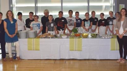 Bild: weu
Gourmetkoch Gerd Reinhardt (Siebter von links), Fachoberlehrerin Gerlinde Lohrer (Vierte von links) und die Schüler der Klasse 7b präsentierten den Gästen stolz ihr Büfett.