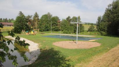 Bild: frd
Der Mehrgenerationen-Platz ist bald fertig. Demnächst werden die Spielgeräte aufgebaut, und auch der Weiher (links) füllt sich langsam wieder.