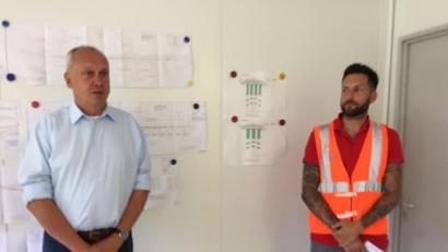 Bild: Unger, Heike
Gerd Schörner (links), Verkehrsvertragsmanager DB Regio Bayern, und Marco Schäff, Projektleiter DB Netz AG, informieren über das Großprojekt.