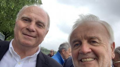 Bild: exb
Bernd Hofmann (rechts) führt den Bayern-Fanclub seit dem ersten Tag und hat dabei gute Kontakte zur Vereinsführung aufgebaut. Dazu gehört es auch (wie erst kürzlich), sich mit dem Präsidenten Uli Hoeneß auf dem Bayern-Gelände an der Säbener Straße in München zu treffen.