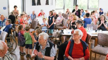 Bild: adj
Viel Spaß haben die Kinder und die Senioren beim gemeinsamen Singen.