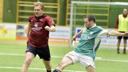 Bild: jml
Auf ähnlich kämpferische Szenen mit dem Ex-Bundesliga-Verteidiger Andreas Wolf (links am Ball) wie beim Illschwanger Hallenmasters heuer im Februar dürfen sich die Kohlberger am Freitag freuen. Die All-Stars des 1. FC Nürnberg kommen die die Oberpfalz.