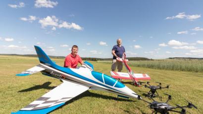 Bild: dtr
Nicht nur leistungsstarke Jets wie die "Avanti S" vom Vorsitzenden Alexander Braun (links), sondern auch Drohnen, Hubschrauber und natürlich normale Verbrenner- oder Elektro-Flächenmodelle wie die "Calmato" von Wolfgang Leipold sind im Starterfeld gern gesehen. Jeder Modellflieger soll sein Lieblingsmodell präsentieren können.