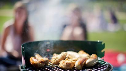 Bild: Rolf Vennenbernd/dpa
Ein Sommer ohne Grillen ist unvorstellbar. Aber auch hier gibt es einige Regeln zu beachten.
