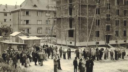 Bild: exb
Ein Bild aus der Nachkriegszeit: Richtfest am Schießstätteweg. Damals ahnte noch niemand, dass sieben Jahrzehnte später das Werkvolk die siebtgrößte Wohnungsbaugenossenschaft Bayerns sein würde.