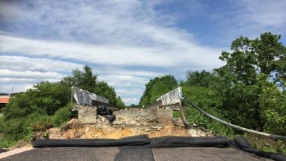 Bild: Unger, Heike
Hier entsteht ein neuer Untergrund fürs Gleis bei Schönlind. Zur Stabilisierung werden sogenannte Geogitter (im Vordergrund) mit speziellen Material-Mischungen befüllt.