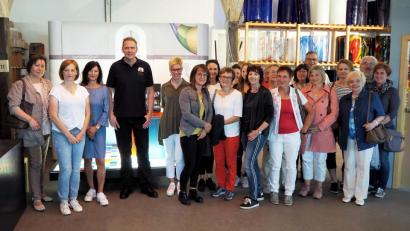 Bild: exb
Auch den Regierungsangestellten in den Schulsekretariaten (Im Bild zusammen mit Prokurist Robert Christ, Vierter von links) im Landkreis Tirschenreuth ist bei einem Besuch in der Glashütte Lamberts die neue Ausbildung zum Glasmacher vorgestellt worden.