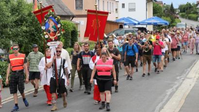 Bild: exb
Rund 90 Gläubige aus Sorghof begeben sich auf die Fußwallfahrt nach Gößweinstein.