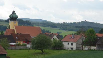 Bild: dob
Wie gemalt liegt Roggenstein hoch über dem Luhetal, die Burg Leuchtenberg zum Greifen nah.