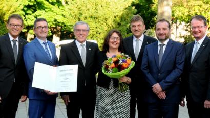Bild: Stephan Huber
Vorstandsmitglied Andreas Reindl (von links), Walter Friedrich (Marktgebietsleiter Nord des Genossenschaftsverbandes Bayern), der scheidende Aufsichtsratvorsitzende Johann Niebler mit seiner Frau Sabine, Georg Wittmann, der erneut in den Aufsichtsrat gewählt wurde, sowie das frisch ernannte Gremiumsmitglied Klaus Herdegen und Vorstandsmitglied Dieter Paintner bei der Vertreterversammlung der Volksbank-Raiffeisenbank Amberg.