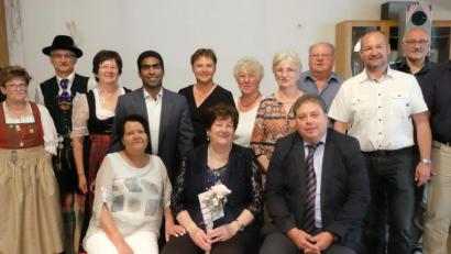 Bild: ohr
Irene Forster (Mitte, sitzend, mit Tochter Inge, links) feierte ihr 80. Wiegenfest mit vielen Gästen im Gasthof Bodensteiner. Bürgermeister Hans Gradl (sitzend rechts) gratulierte im Namen der Gemeinde Schwarzach und Pfarrvikar Joseph Kokkoth (stehend Fünfter von links) für die Pfarrei Schwarzenfeld. Auch Vereinsabordnungen überbrachten die Glückwünsche: Der Trachtenverein D´Miesbergler sowie die örtlichen Vereine Frauenbund, Gartenbau- und Schützenverein sowie die Feuerwehr Wölsendorf.