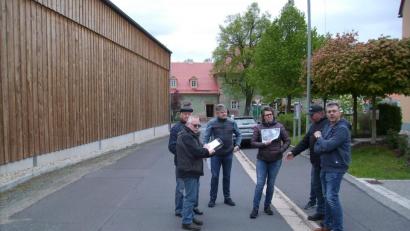 Bild: bjp
Das Ausmaß der Reparaturbedürftigkeit der Kurbersdorfer Straße begutachtete der Bauausschuss am 15. Mai. Die festgestellten Schäden werden baldmöglich repariert, Ausbaubeiträge fallen für die Anlieger nicht an.