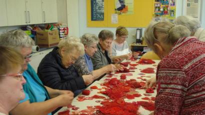 Bild: mmj
Ein überwältigendes Echo gab es für die vom Klöppelkreis Schönsee-Stadlern-Tiefenbach initiierte Benefizaktion "Ein Herz für "KUNO". Die Frauen hatten über 1 500 Herzen zu sortieren.