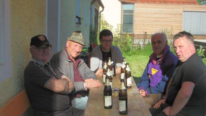 Bild: hhn
Nachdem alle Kleidersäcke eingesammelt sind, lassen die Helfer den Tag in gemütlicher Runde ausklingen.