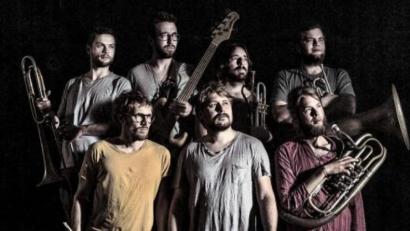 LaBrassBanda rocken Bierzelte, Kult-Kneipen und Festivals - und das immer barfuß.