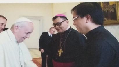 Repro: gz
Papst Franziskus freut sich über den Eslarner Honig von Bischof José Rojas.