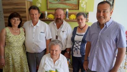 Bild: arw
Zum 85. Geburtstag von Anna Näger (vorne sitzend) gratulieren dritter Bürgermeister Heribert Schubert, Frieda und Hans Näger, sowie Franz und Karoline Näger (von rechts).