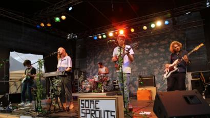 Bild: Roland Wellenhoefer
Die fünf Musiker der Indie-Pop-Band „Some Sprouts“ überzeugen auf der Seebühne des „cooltour“-Sommers mit verträumten Klängen und Lagerfeuer-Melancholie.