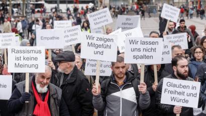 Archivbild: Markus Scholz/dpa 
Bei einem Terroranschlag auf zwei Moscheen in Christchurch am 15. März dieses Jahres tötete ein aus Australien stammender Rechtsterrorist mit Schusswaffen insgesamt 51 Menschen und verletzte weitere 50, einige davon schwer. Das Bild zeigt Teilnehmer einer Friedenskundgebung für die Christchurch-Opfer am 23. März in Hamburg.