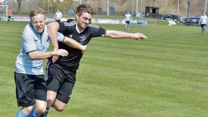 Bild: zg
Da muss Johannes Hartinger (links) einiges einstecken: Revanchefouls kennen die Haselmühler Spieler aber nicht. Der ASV Haselmühl ist mit seinen vier Mannschaften in der Fairnesswertung der Saison 2018/19 weit vorne vertreten. Die „Zweite“ wiederholte sogar den Vorjahressieg und gewann erneut die Gesamtwertung von der A-Klasse bis hinauf zur Kreisliga.