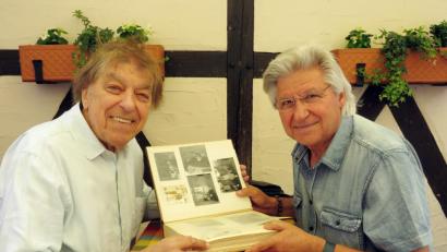 Bild: ubb
Beim Blättern im nostalgischen Fotoalbum geraten Bata Illic (links) und Tom Brankovic (rechts) ins Schwärmen.