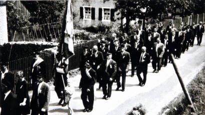 Bild: wku
Der Männergesangverein Edelweiß beim Festzug anlässlich der Fahnenweihe im Jahr 1963.