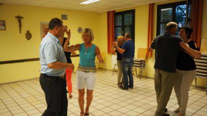 Bild: bl
Voll konzentriert widmen sich die Kursteilnehmer in Schmidgaden den Schrittfolgen von Cha-cha-cha oder Samba.