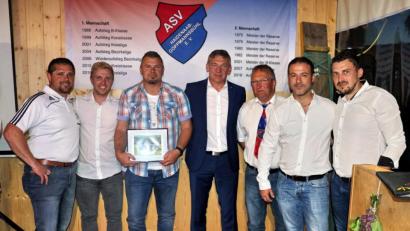Bild: hai
Sie gehören zu den Garanten des ASV-Erfolgs: Vorsitzender Stephan Veigl, Spielführer Tobias Eigler, Sponsor Matthias Veigl, Trainer Klaus Schinner, Ehrenmitglied Wolfgang Veigl, Betreuer Jens Brunner und Thorsten Küffner (von links).