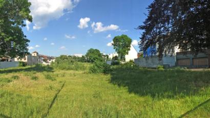 Bild: Gabi Schönberger
Da wächst Gras drüber. Das Bebauungsplanverfahren für das Bürgerbräu-Gelände zwischen Hoch- und Bahnhofstraße ist ins Stocken geraten. Für eine Altlastenuntersuchung verweigern die Grundstückseigentümer dem Investor die Einwilligung, berichtet Baudezernent Oliver Seidel.