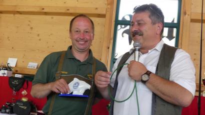 Bild: rn
Hans Holler (rechts), Präsident des Oberpfälzer Fischereiverbandes, gratuliert zum Vereinsjubiläum und übergibt Günther Ring, dem stellvertretenden Vorsitzenden des Sportanglervereins, einen Porzellankarpfen.