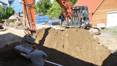 Bild: dob
Grabungstechniker Sebastian Gierschke von der Archäologischen Service-Stelle Franken hat die Baugrube der "Villa" gesichtet und detailliert vermessen. Archäologische Funde entdeckte er keine. Lediglich ein paar Porzellanteller in der Brandform kamen zum Vorschein.