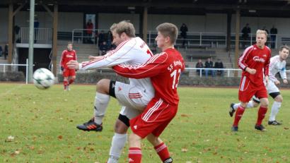 Bild: gb
Packende Zweikämpfe zwischen der SpVgg Wiesau (weiße Trikots) und den Sportfreunden Kondrau wird es auch in der neuen Saison in der Kreisliga Süd geben.