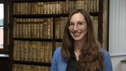 Bild: Petra Hartl
Über alte Kirchenbücher der Pfarrei Sulzbach referierte Historikerin Eva Lehner bei einem Vortrag in der Provinzialbibliothek.