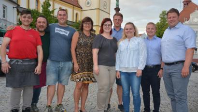 Bild: jr
Sie trafen sich jetzt zu einer letzten Vorbesprechung für den Festabend „Sommer in der Stadt“: (von links) Anthimos „Marco“ Kotsekoglou (Restaurant „Mythos“), Vincenzo Costanzo (Ristorante „Da Marco“), Erol Zintl („Schmankerl-Eck“), Martina Rüth (Stadtverwaltung), Daniela Tschinkl (Brauereigasthof Hösl), Andreas Grillmeier (Metzgerei Grillmeier), Nadine Schnurrer und Rainer Schnurrer (beide Getränke Oppl) sowie Gewerbefördervereinsvorsitzender Stefan Grillmeier.