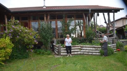 Bild: fz
Den Garten pflegen und hegen Uta und Albert Urban als ihr eigenes Reich.