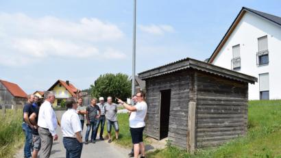 Bild: bnr
Da Buswartehäuschen in Oberweihern wird erneuert und an anderer Stelle wieder aufgebaut.