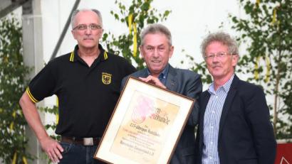 Bild: JOCHEN NEUMANN 
ERBENDORF
Der Bezirksvorsitzende des Bayerischen Turnverbandes, Anton Högele (mitte) überreichte die Dankurkunde der Verbandes an (von links) Spartenleiter Bernd Rose und TSV-Vorsitzenden Bernhard Reis.
