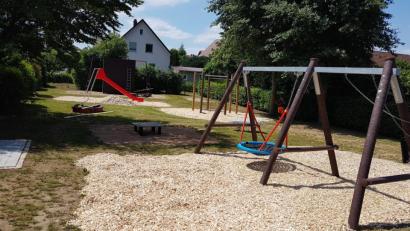 Bild: gi
Der Kinderspielplatz am Nelkenweg in Moosbach ist nach umfangreicher Sanierung fertig.