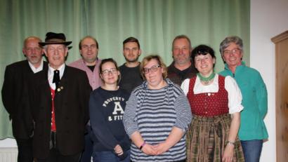 Bild: ads
Neu an der Spitze des Heimat- und Volkstumsvereins Ehenbachtale" steht Manuela Wagner (Vierte von rechts), hier mit den Spartenleitern Dominik Strähl (Dritter von links) für Musik, Sandra Lindner (Vierte von links) für Tanz und Erwin Meier (Zweiter von links) für Heimatpflege als ihre Stellvertreter. Den Vorstand ergänzen Peter Meier, Fabian Rösch, Hans Schlosser und Veronika Graf (hinten, von links) sowie Maria Schwab (vorn rechts).