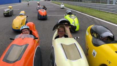 Bild: upl
Richard Schaffenroth (Mitte) in seinem weißen Flitzer.