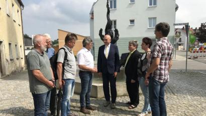 Bild: eig
Hühnermist auf Deutschlandtour: Stefan Schneider, Pfarrer Georg Hartl (Waidhaus), Falk Ponsold (Bund Naturschutz), Bürgermeister Reiner Gäbl, Landtagsabgeordneter Jürgen Mistol, sein Kollege aus dem Bundestag, Stefan Schmidt, sowie Landtagsabgeordnete Anna Toman und Kreisrat Johann Mayer (von links) erörtern das drängende Thema.