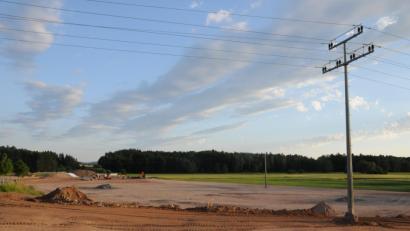 Bild: bey
Der Hochspannungsmast ragt dort in die Höhe, wo künftig das Sportheim stehen soll. Bis Mitte nächster Woche soll er abgebaut werden und die Arbeiten für das Sportheim mit Hochdruck beginnen.