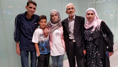 Bild: exb
Am 15. September 2015 haben Izdihar (Dritte von links) und Muhammad (links) in Aleppo ihren Sohn Ebrahim verabschiedet. Am Mittwoch, 12. Juni 2019, sehen sie sich in Frankfurt wieder. Beim Willkommen mit dabei: Idzihars ältere Schwester Najah und ihr Mann Ahmad, die den Buben die letzten vier Jahre großgezogen haben.