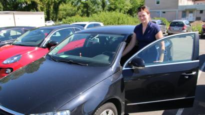 Bild: jrh
Die Ambergerin Doris Maget vor ihrem VW Passat, Limousine Blue Motion, Baujahr 2009. In drei Etappen steigerte der Konzern sein Rückkaufangebot von 8500 auf 16 200 Euro.