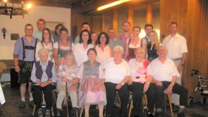 Bild: tu
Anna Hartung (Vorne, Dritte von links) feierte im Hotel "Regina" 80. Geburtstag.