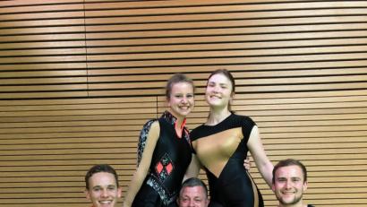 Bild: exb
Auf dem Bild die qualifizierten Paare von Quick Feet: links Schmid/Minks und rechts Kodalle mit ihrem Trainer Bernd Peter, die sich auf die Deutsche Meisterschaft 2019 intensivst vorbereiten und sich freuen, um den Titel des Deutschen Meisters 2019 tanzen zu können und ihren Verein würdig vertreten werden.