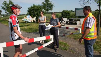 Bild: wro
Hubert Bittner, zusammen mit Christina Heinl, Martina Bauer und Michael Klarner (von links), beim Ortstermin an den „Problemstellen“.
